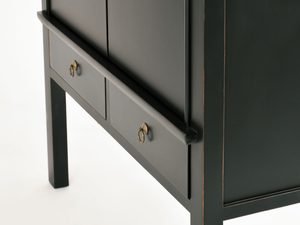 Miniaturka 3 - Bok czarnej szafki z litego drewna wiązu i złotymi gałkami