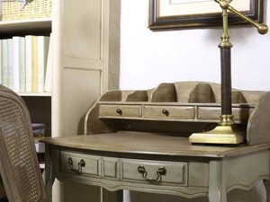 Miniaturka 1 - Rustykalna toaletka z tapicerowanym krzesłem, klasyczna aranżacja rustykalna.