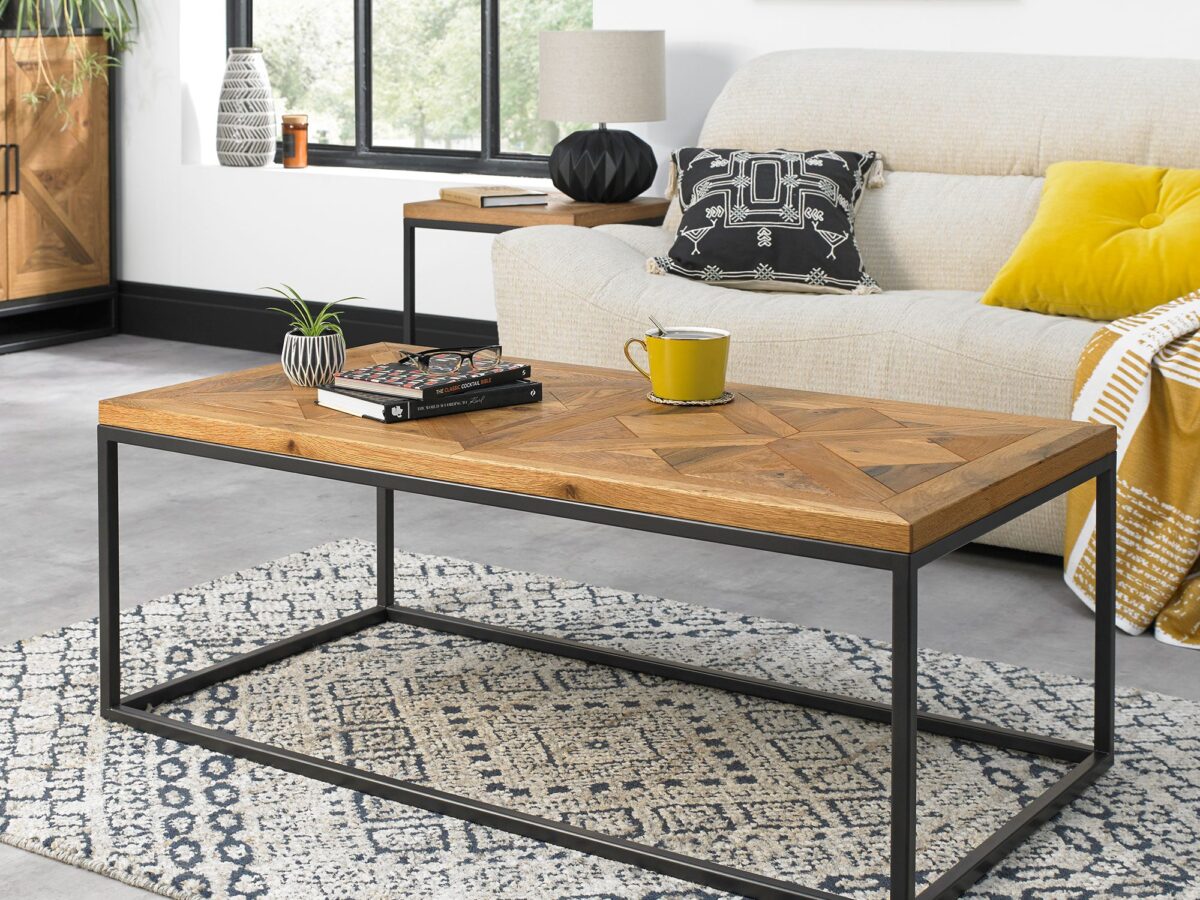 Stolik kawowy loft w salonie