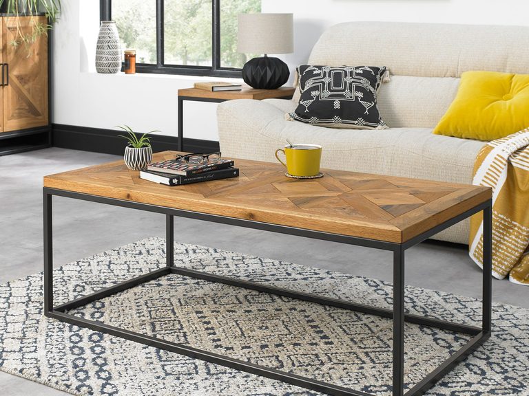 Stolik kawowy loft w salonie