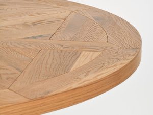 Miniaturka 1 - Zbliżenie na intarsję okrągłego stołu z naturalnego dębu