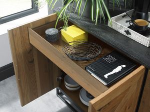 Miniaturka 4 - Zbliżenie na blat z naturalnego dębu olejowanego z detalami intarsji