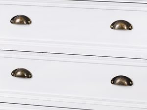 Miniaturka 3 - Detal metalowego uchwytu szuflady w stylu prowansalskim kolor biały