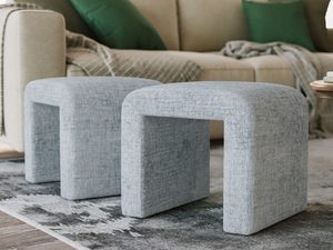 Miniaturka 2 - Komplet dwóch szarych puf boucle w salonie przy sofie