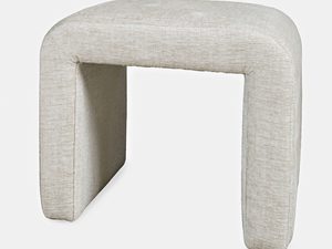 Miniaturka 1 - Beżowa pufa boucle z zaokrąglonym siedziskiem w stylu skandynawskim