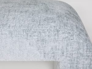 Miniaturka 1 - Zbliżenie na szarą tkaninę boucle pufy w stylu nowoczesnym