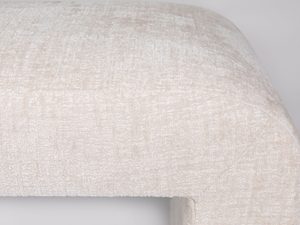 Miniaturka 1 - Beżowa ławka boucle z grubym siedziskiem i prostą formą