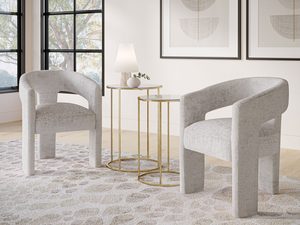 Miniaturka 4 - Szara aranżacja z jasnym krzesłem boucle przy stoliku pomocniczym