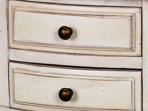 Miniaturka 2 - Detal drewnianego frontu szafki w stylu prowansalskim kolor biały
