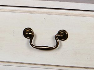 Miniaturka 3 - Detal drewnianych uchwytów komody w stylu prowansalskim kolor biały