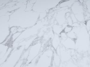 Miniaturka 3 - Biały marmur z szarymi żyłkami – detal dekoracyjny stołu