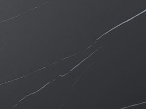 Miniaturka 3 - Detal marmuru z czarną podstawą w stylu industrialnym