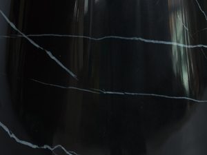 Miniaturka 3 - Detal podstawy stolika z czarnego marmuru z białym użyleniem