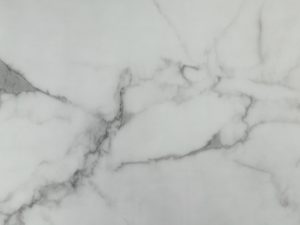 Miniaturka 2 - Zbliżenie na biały marmur z szarymi żyłkami – detal blatu stołu