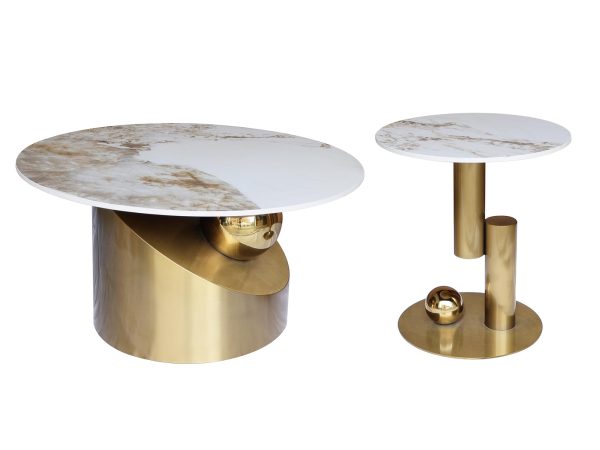 Nowoczesny zestaw stolików z marmuru i złotej podstawy w aranżacji