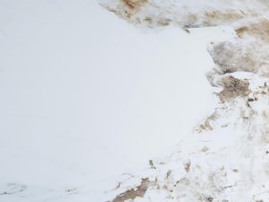 Miniaturka 2 - Marmur biały z beżowymi żyłkami – detal dekoracyjny blatu stołu