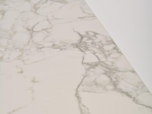 Miniaturka 3 - Biały marmurowy blat z szarymi żyłkami, eleganckie wykończenie