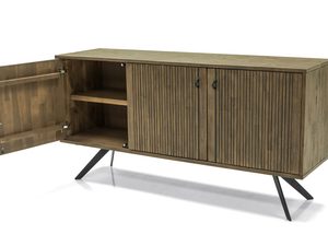 Miniaturka 1 - Drewniana komoda z metalowymi nogami w nowoczesnym salonie