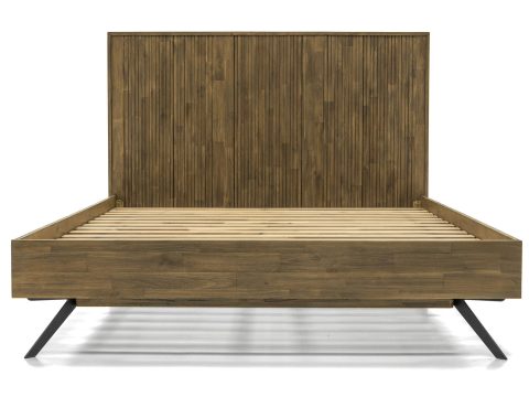 Drewniane łóżko z wysokim zagłówkiem, minimalistyczny design