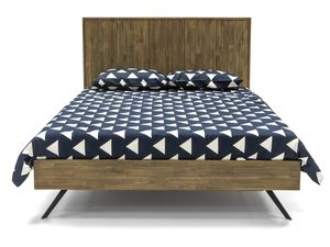 Miniaturka 5 - Nowoczesne łóżko z drewna akacjowego z geometryczną pościelą