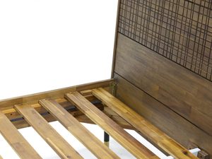 Miniaturka 3 - Rama łóżka industrialna z drewna akacji i dekoracyjnym zagłówkiem