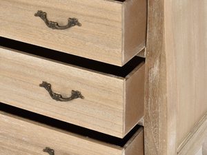 Miniaturka 2 - Szuflady komody rustykalnej z bielonego drewna paulowni z przetarciami