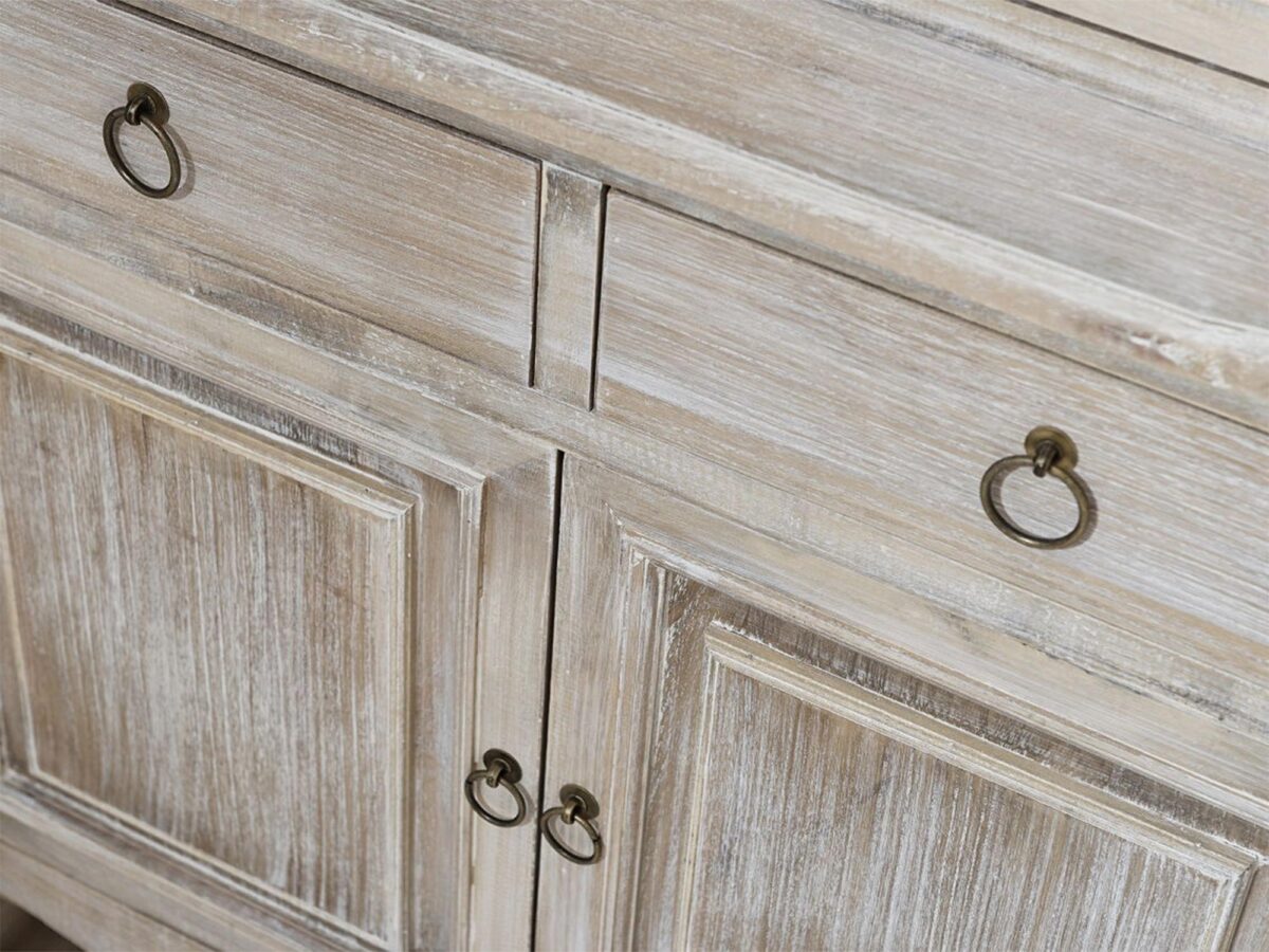 Detal rzeźbionych frontów drewnianej witryny w stylu rustykalnym kolor jasny brąz Detal rzeźbionych frontów drewnianej witryny w stylu rustykalnym kolor jasny brąz