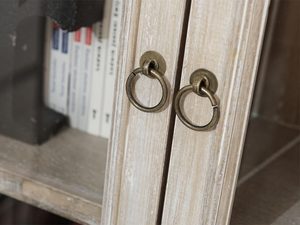 Miniaturka 4 - Detal rzeźbionych frontów drewnianej witryny w stylu rustykalnym kolor jasny brąz