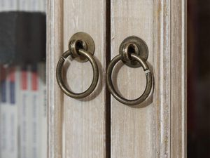 Miniaturka 5 - Detal dekoracyjnych frontów drewnianej witryny w stylu rustykalnym kolor jasny brąz