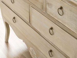 Miniaturka 3 - Komoda drewniana z ozdobnym wykończeniem i trzema szufladami