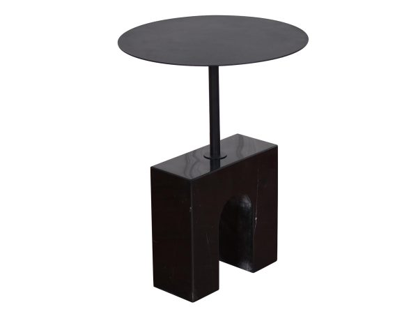 Nowoczesny stolik boczny z czarnym blatem i industrialną podstawą