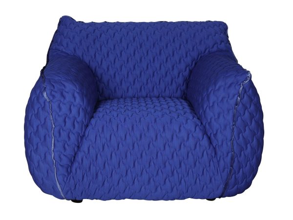 Nowoczesny pikowany fotel w kolorze chabrowym