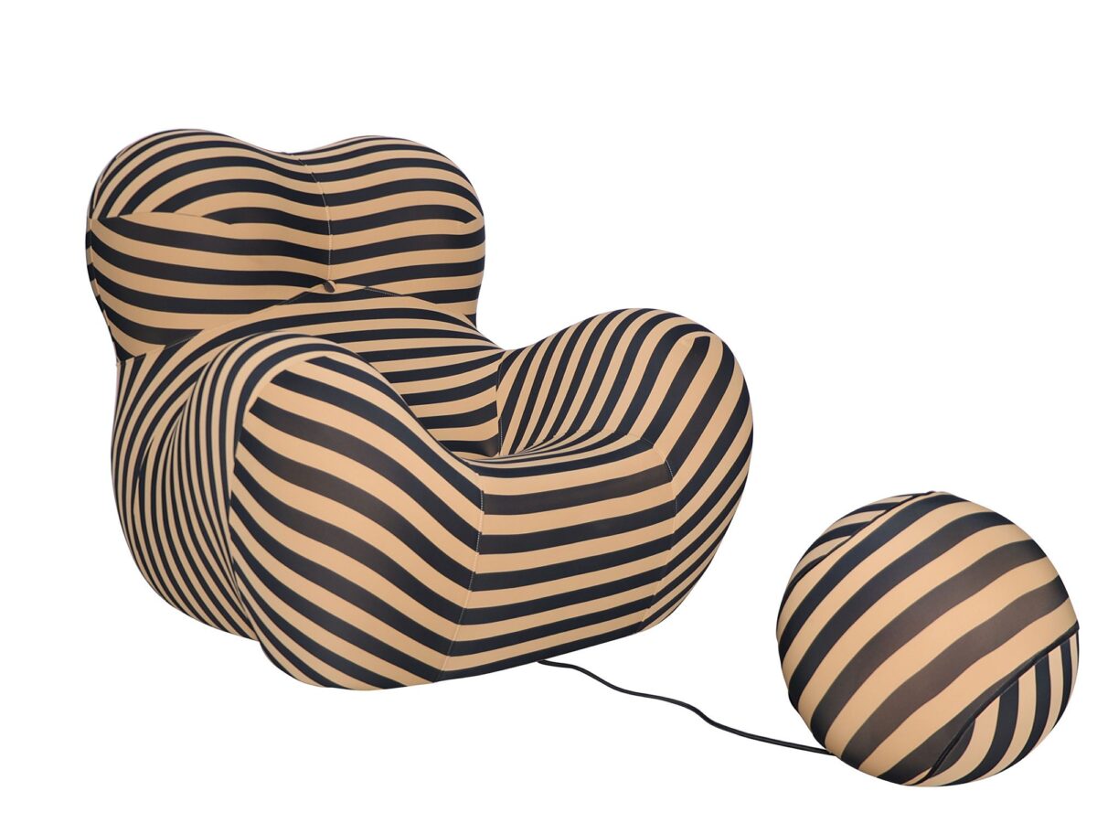 Fotel z podnóżkiem w organicznej formie i beżowo-czarną tkaniną – Zenith