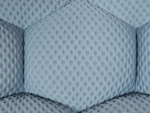 Miniaturka 3 - Jasnoniebieska sofa z grubą tapicerką