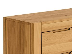 Miniaturka 4 - Zbliżenie na róg komody z litego drewna z widocznym usłojeniem