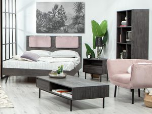 Miniaturka 3 - Aranżacja sypialni z ciemnym stolikiem kawowym i różowymi akcentami