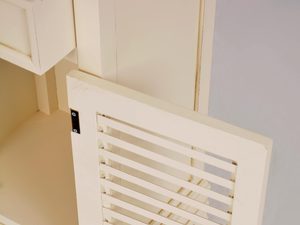 Miniaturka 1 - Detal szafki z żaluzją w stylu rustykalnym w kolorze ecru