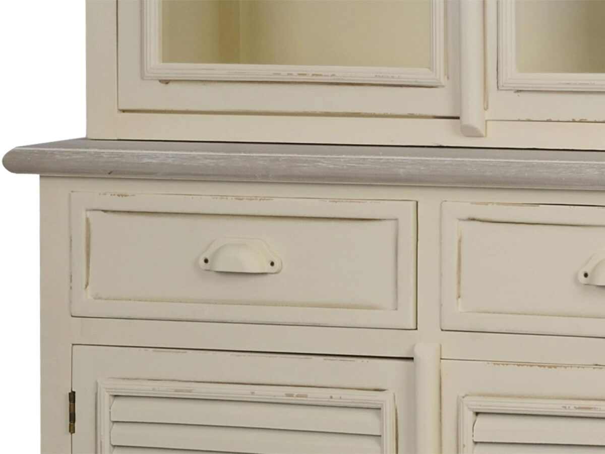 Drewniana witryna z przeszklonymi drzwiami i dekoracyjnymi frontami w stylu prowansalskim kolor kremowy aranżacja salonu