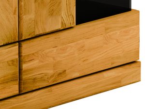 Miniaturka 4 - Zbliżenie na strukturę drewna i czarną wstawkę w szafce