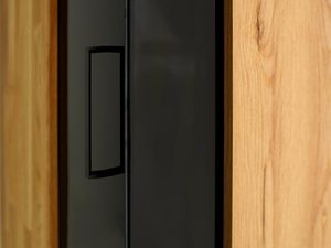 Miniaturka 3 - Czarny front witryny w zbliżeniu na uchwyty