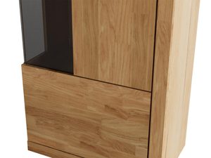 Miniaturka 4 - Zbliżenie na witrynę z naturalnego drewna z czarnym przeszkleniem