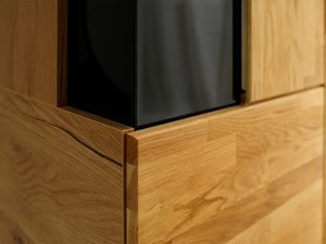 Miniaturka 3 - Zbliżenie na narożnik witryny z czarnym szkłem