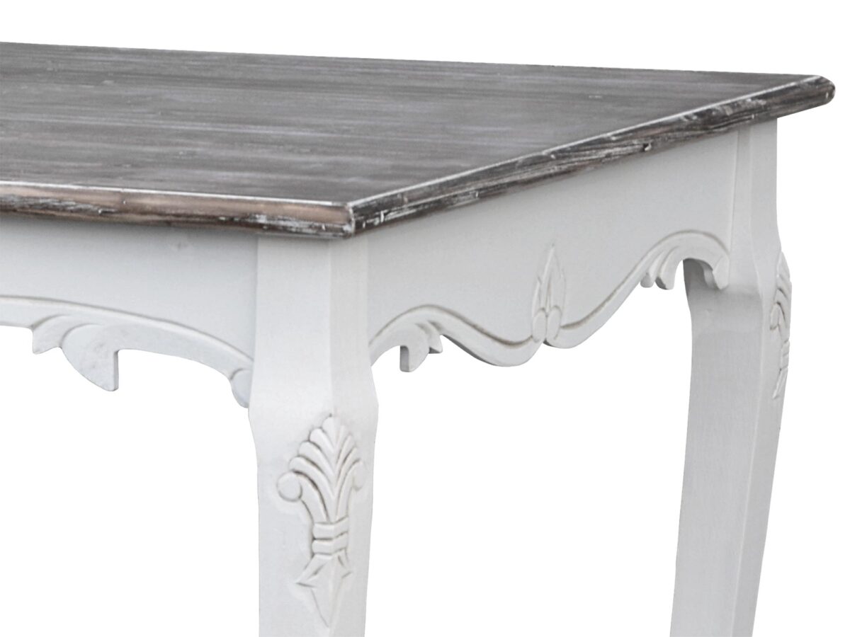 Drewniany stół z ozdobnym blatem i rzeźbionymi nogami w stylu prowansalskim