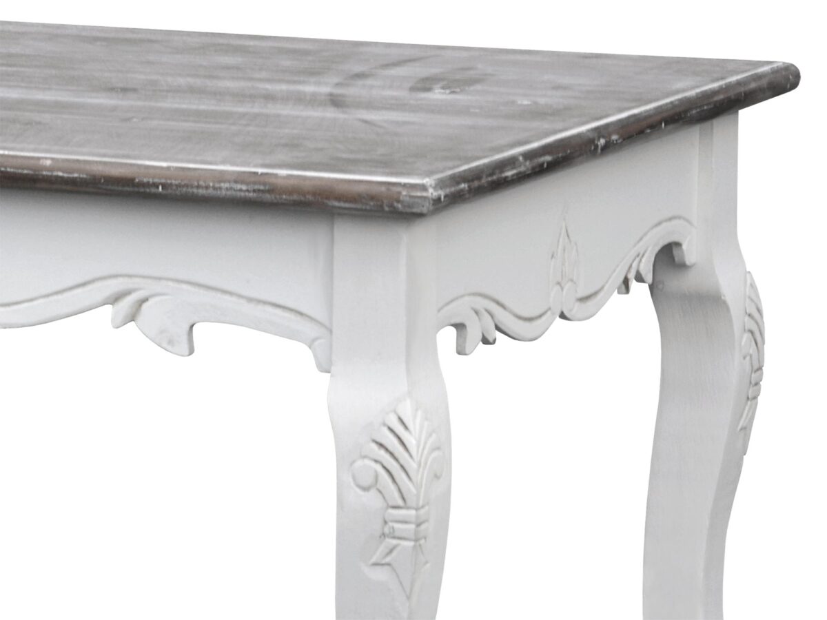 Drewniany stół z rzeźbionymi detalami i ozdobnym blatem w stylu prowansalskim