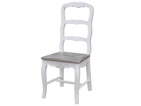 Białe drewniane krzesło z dekoracyjnymi oparciami w stylu prowansalskim
