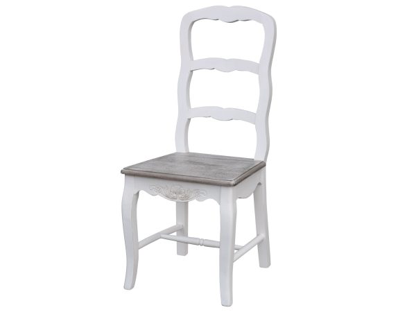 Białe drewniane krzesło z dekoracyjnymi oparciami w stylu prowansalskim