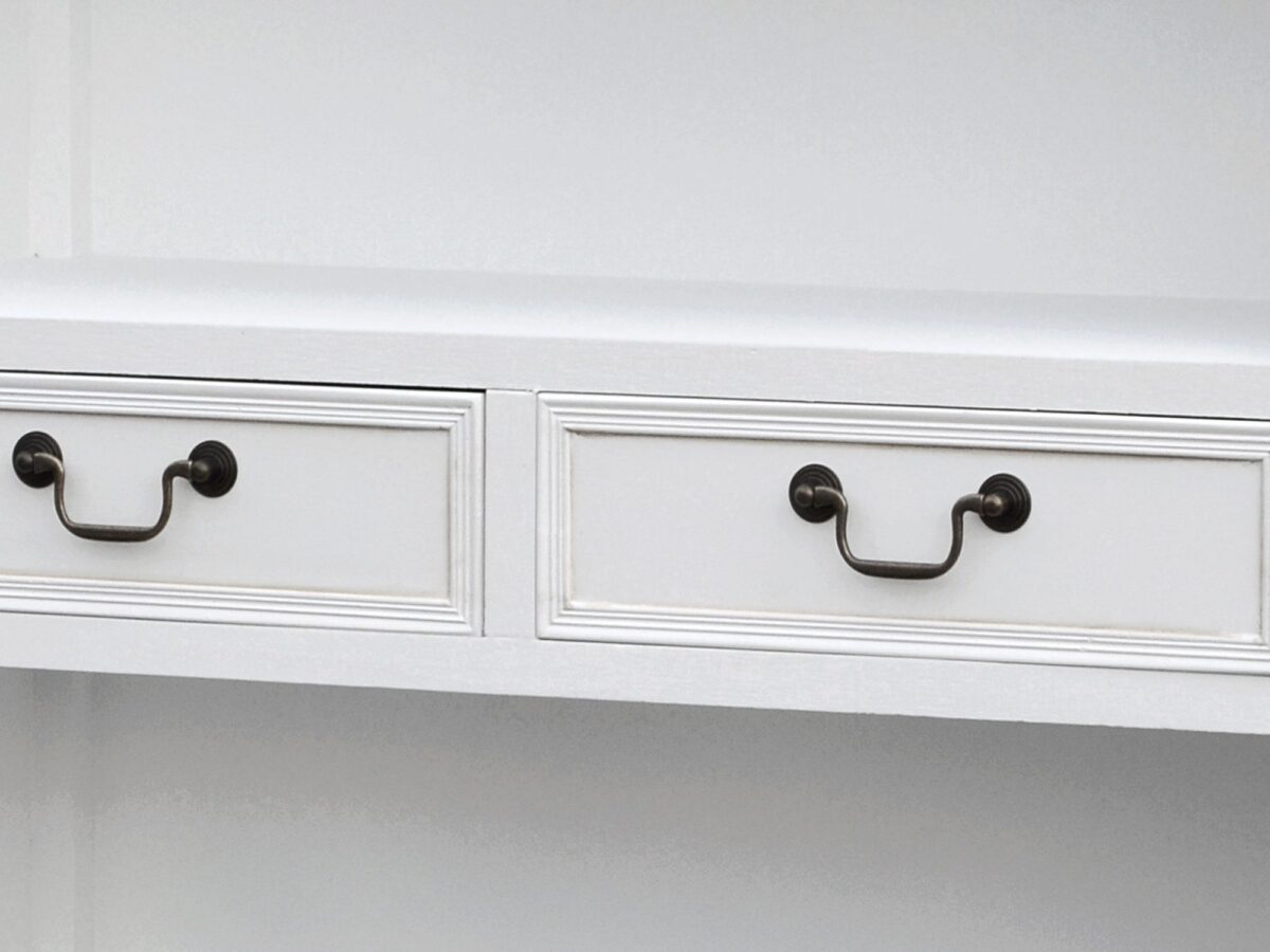 Drewniana konsola z dekoracyjnymi frontami i szufladami w stylu prowansalskim