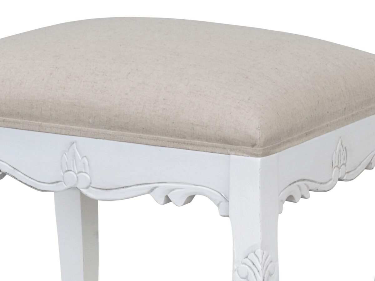 Biała ławka z tapicerowanym siedziskiem w stylu klasycznym