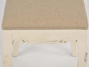 Miniaturka 6 - Puf prowansalski kremowy z lnianym siedziskiem detal nóżek