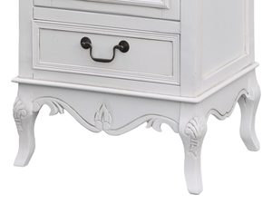 Miniaturka 1 - Detal dekoracyjnych frontów białej komody w stylu prowansalskim